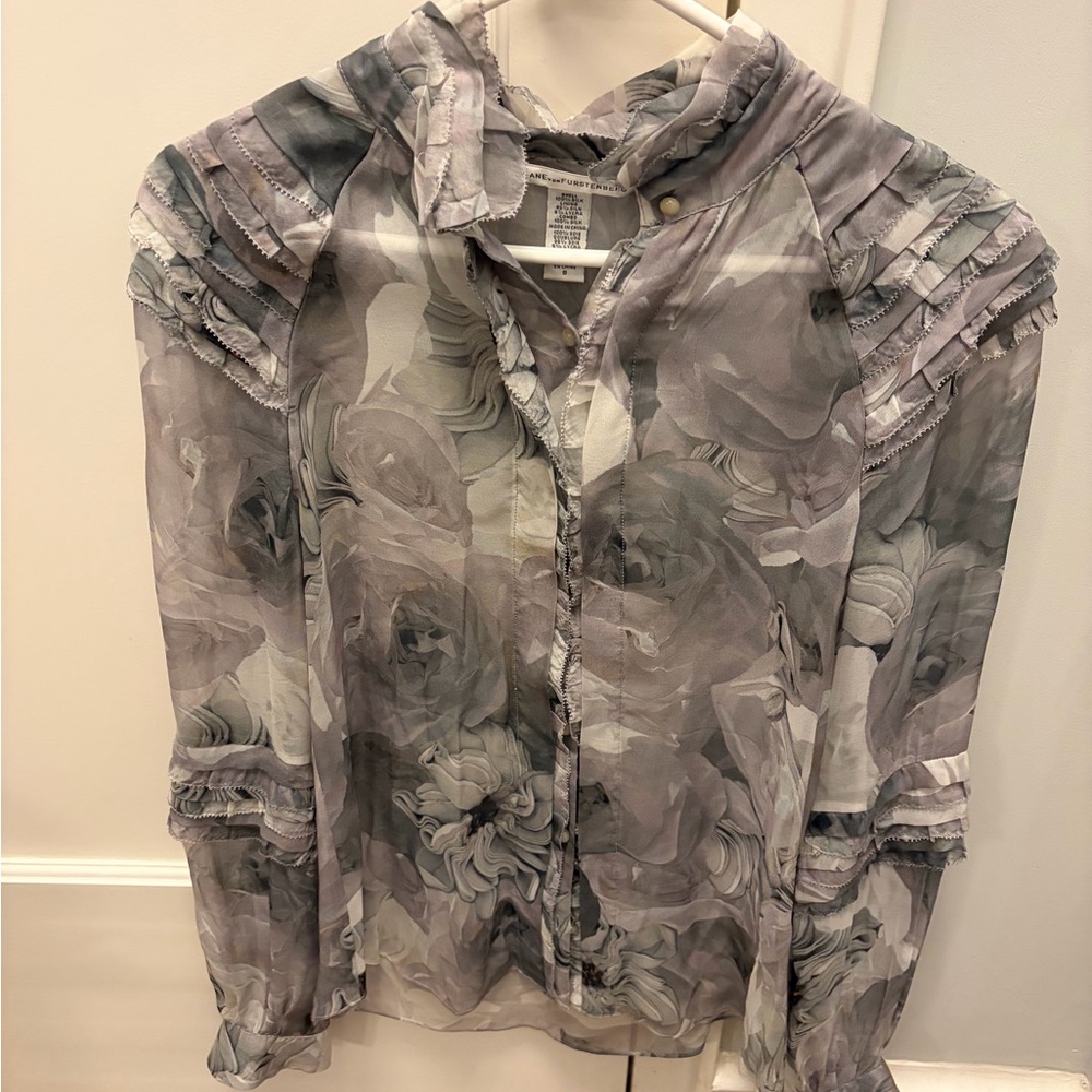 Diane Von Furstenberg DVF Size 8 Sheer Gray Floral Ruffle Blouse Long Sleeve